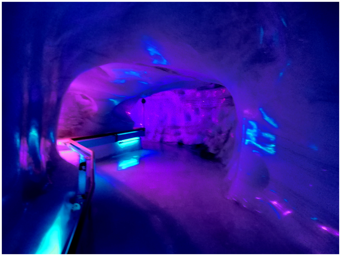 Schummerlicht in der Eisgrotte