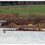 Schute schwer beladen auf dem Weg zur Abladestation.