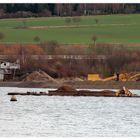 Schute schwer beladen auf dem Weg zur Abladestation.