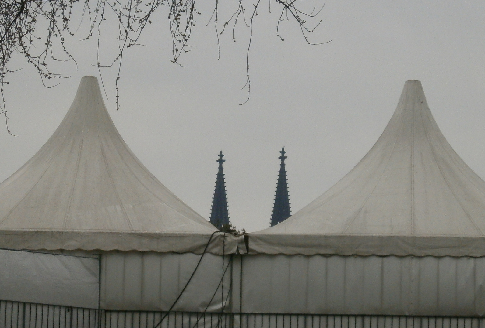 Schutzhülle vom Kölner Dom entfernt!