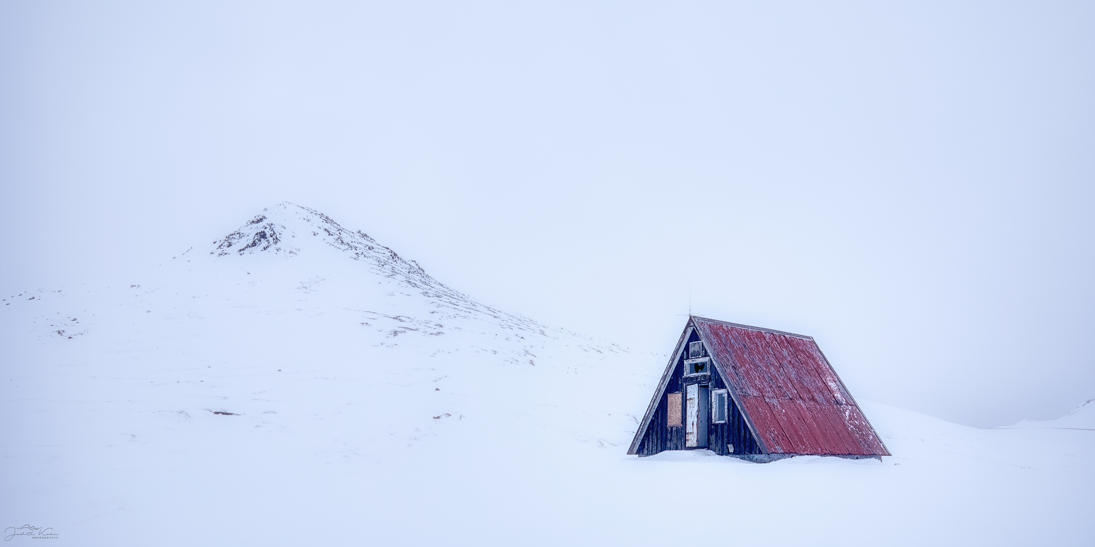 Schutzhütte im Schnee