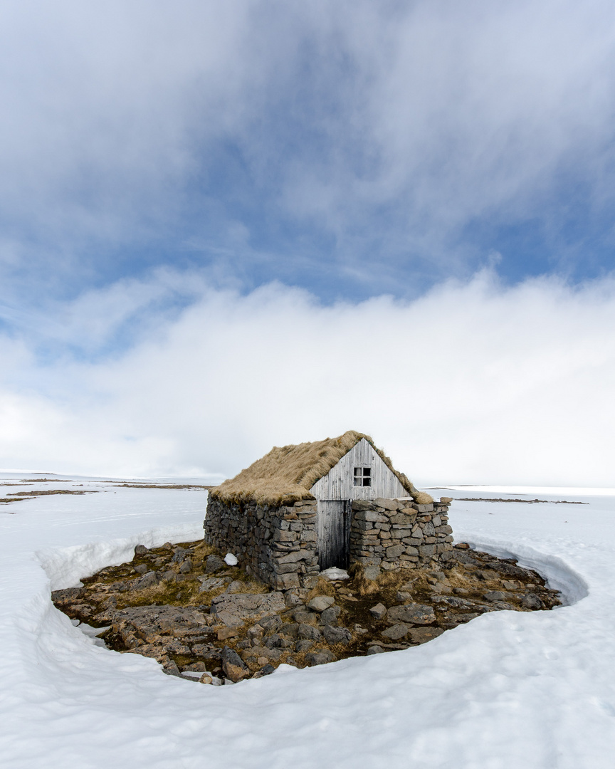 Schutzhütte im Schnee