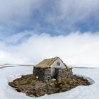 Schutzhütte im Schnee