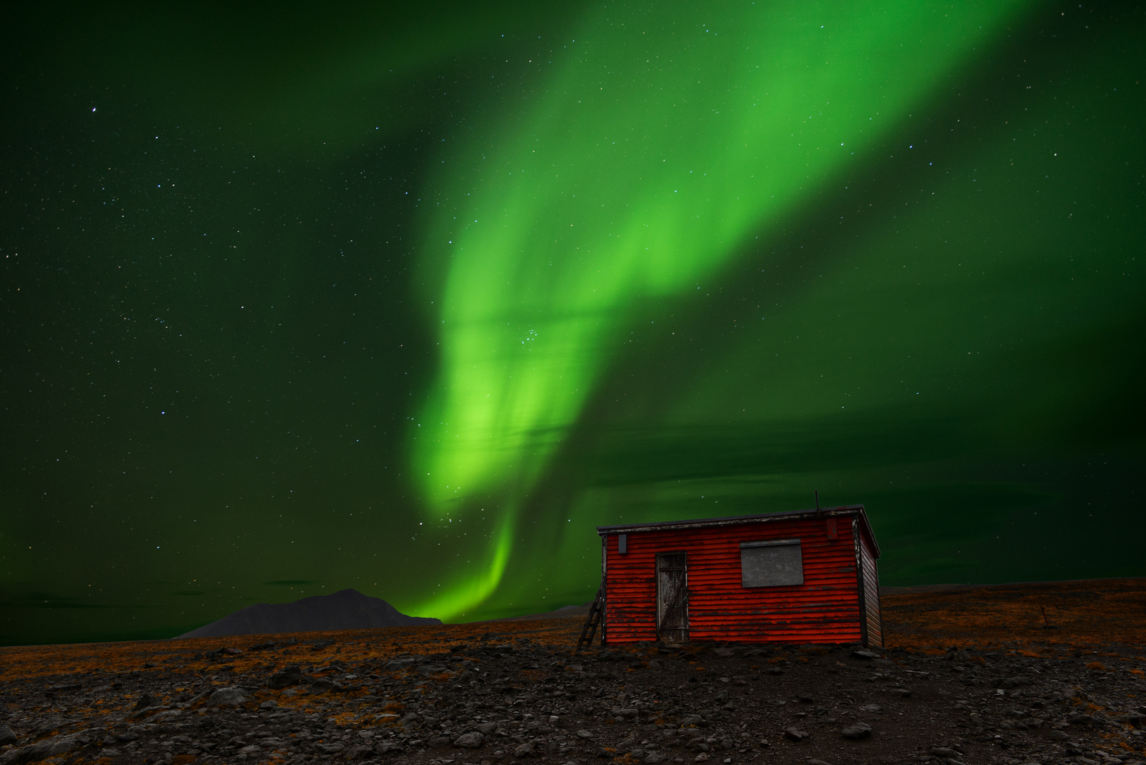 Schutzhütte mit Polarlicht