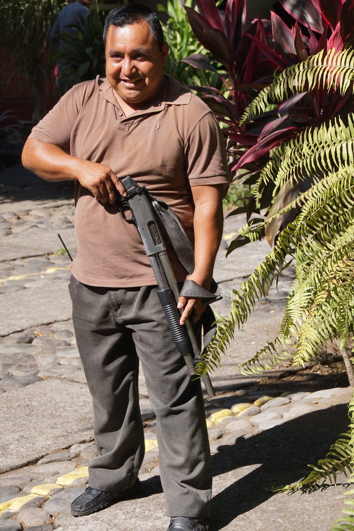 Schutzmann mit pumpgun vor Hotel in Guatemala