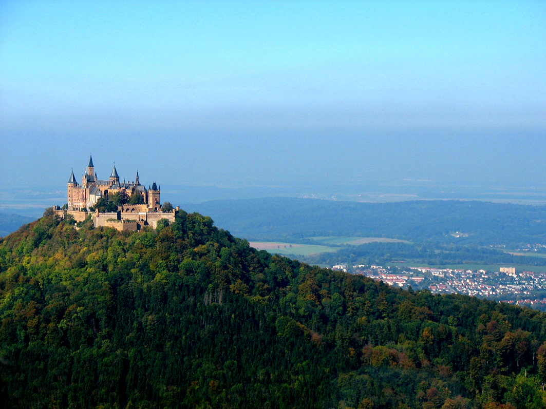 Schwäbische Alb, Burg Hohenzollern in der Herbstsonne