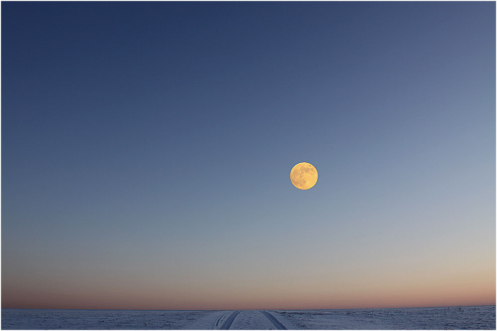 ... Schwäbische Alb / Der Mond am Horizont ....