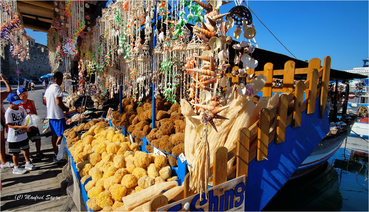 Schwämme, Muscheln - allerlei Souvenirs am Hafen von Rhodos