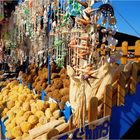 Schwämme, Muscheln - allerlei Souvenirs am Hafen von Rhodos