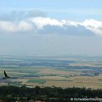 Schwalbe unter den Wolken über der Stadt