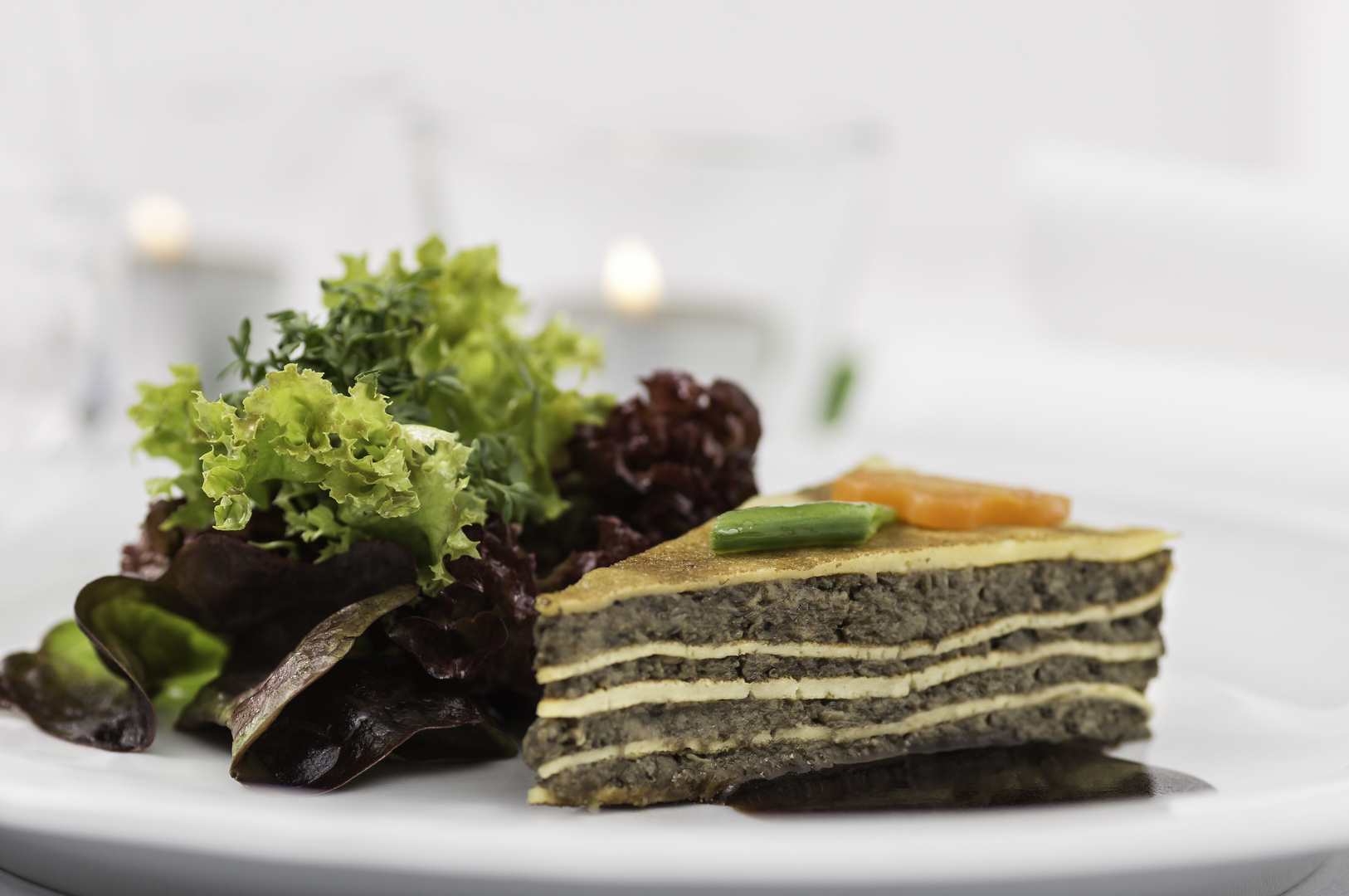 Schwammerltorte mit Portweinsoße und Salatstrauß