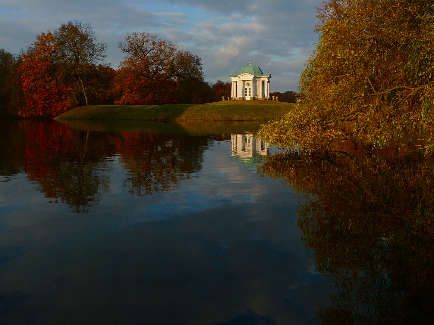 Schwaneninsel im Spätherbst