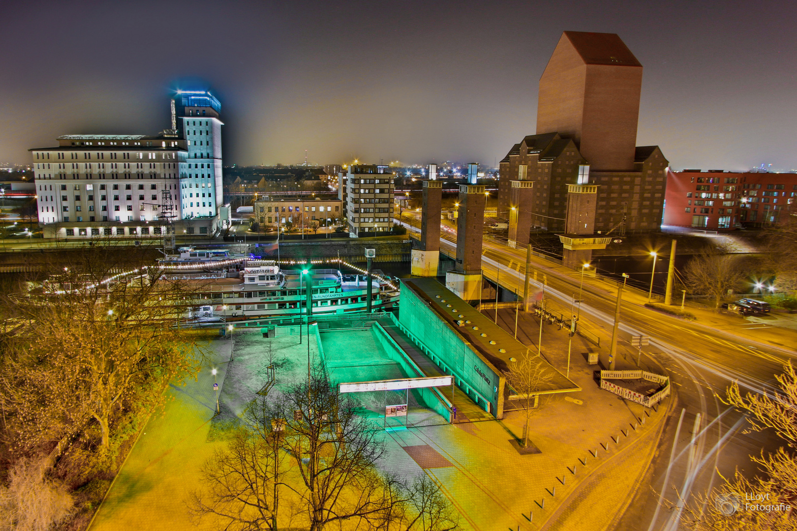 Schwanentorbrücke in Duisburg bei Nacht