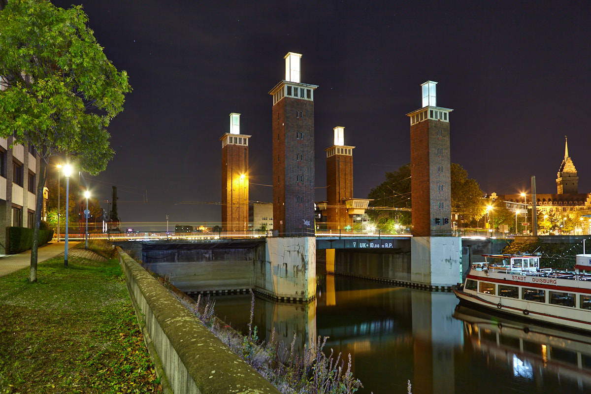 Schwanentorbrücke in Duisburg (Ruhrgebiet, Nordrhein-Westfalen) bei Nacht