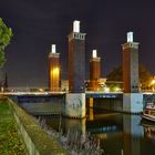 Schwanentorbrücke in Duisburg (Ruhrgebiet, Nordrhein-Westfalen) bei Nacht