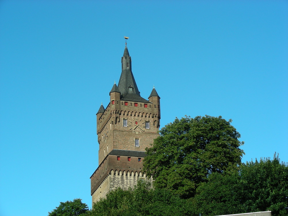 Schwanenturm unter blauem Himmel