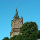 Schwanenturm unter blauem Himmel