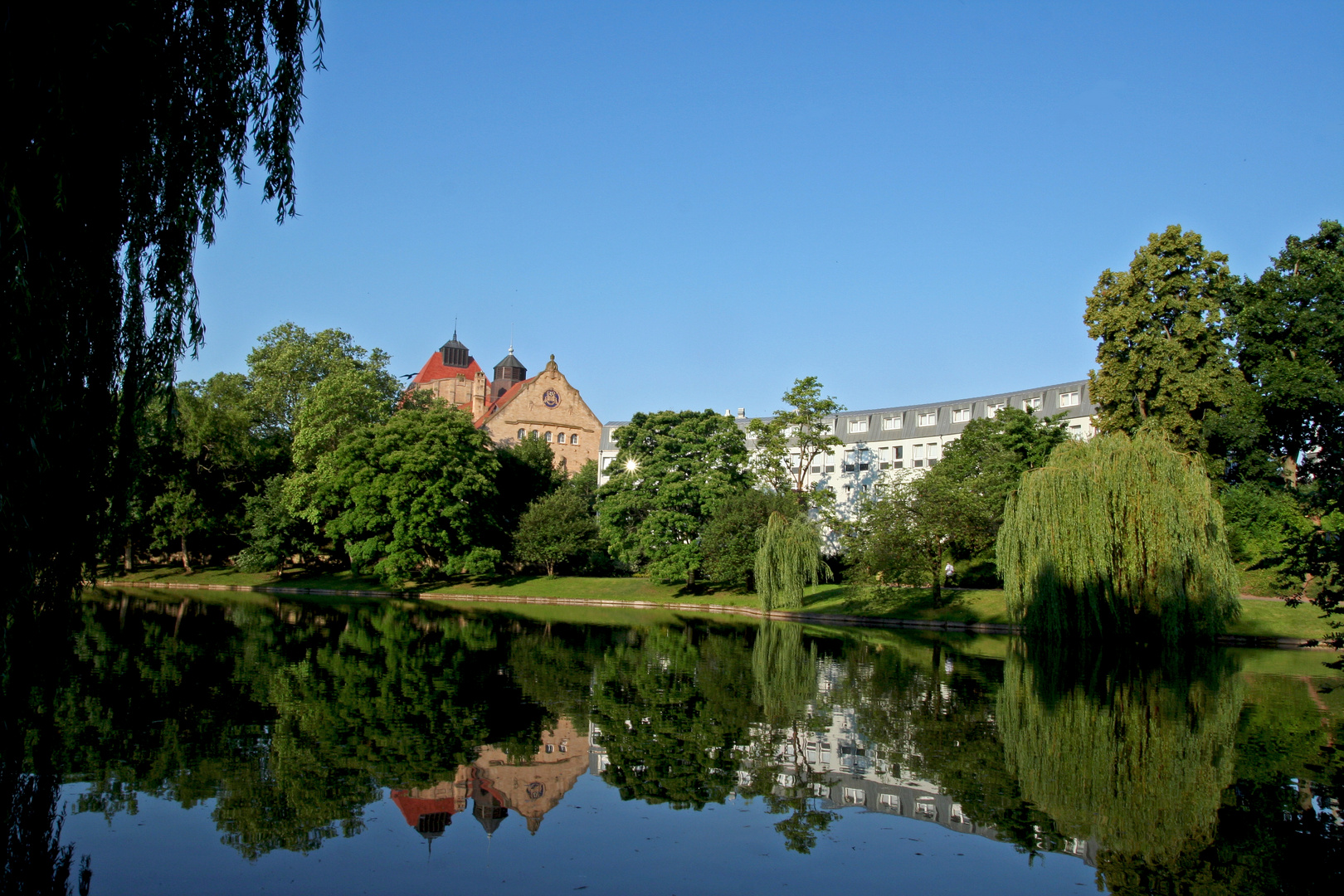 Schwanenweiher in Landau mit Festhalle am Morgen!