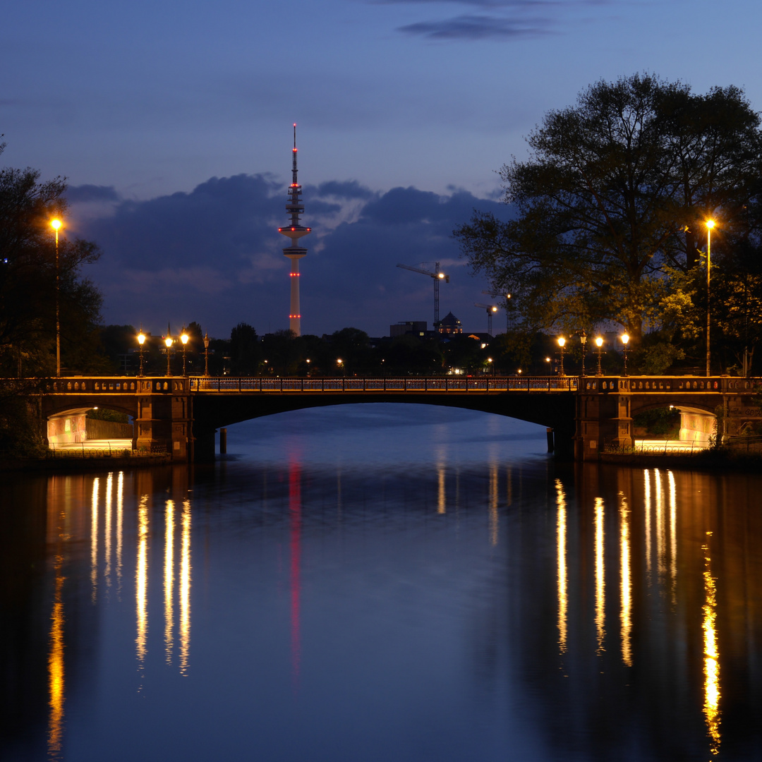 Schwanenwikbrücke am Abend