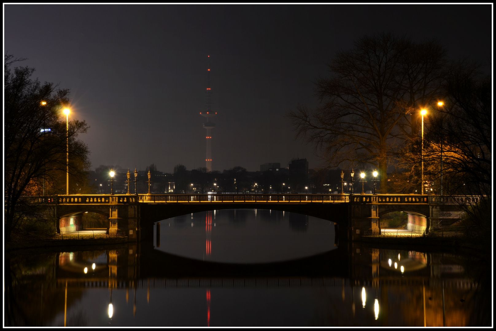 Schwanenwikbrücke bei Nacht mit Blick auf den Heinrich-Hertz-Turm