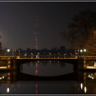 Schwanenwikbrücke bei Nacht mit Blick auf den Heinrich-Hertz-Turm