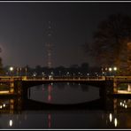 Schwanenwikbrücke bei Nacht mit Blick auf den Heinrich-Hertz-Turm
