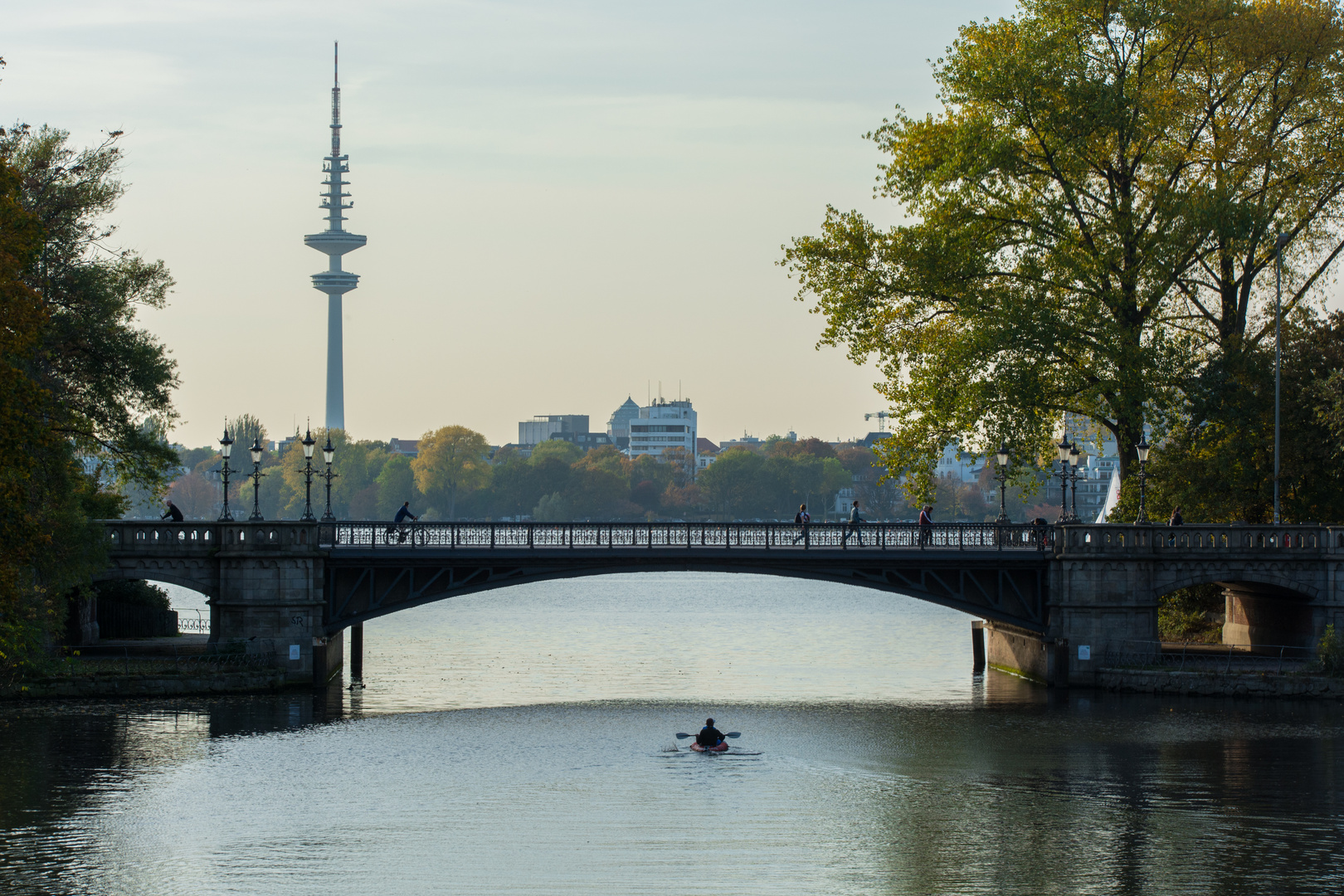 Schwanenwikbrücke und Hamburger Fernsehturm