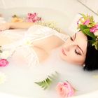 Schwangerschafts - Badewannenshooting mit Milchbad & Blumen