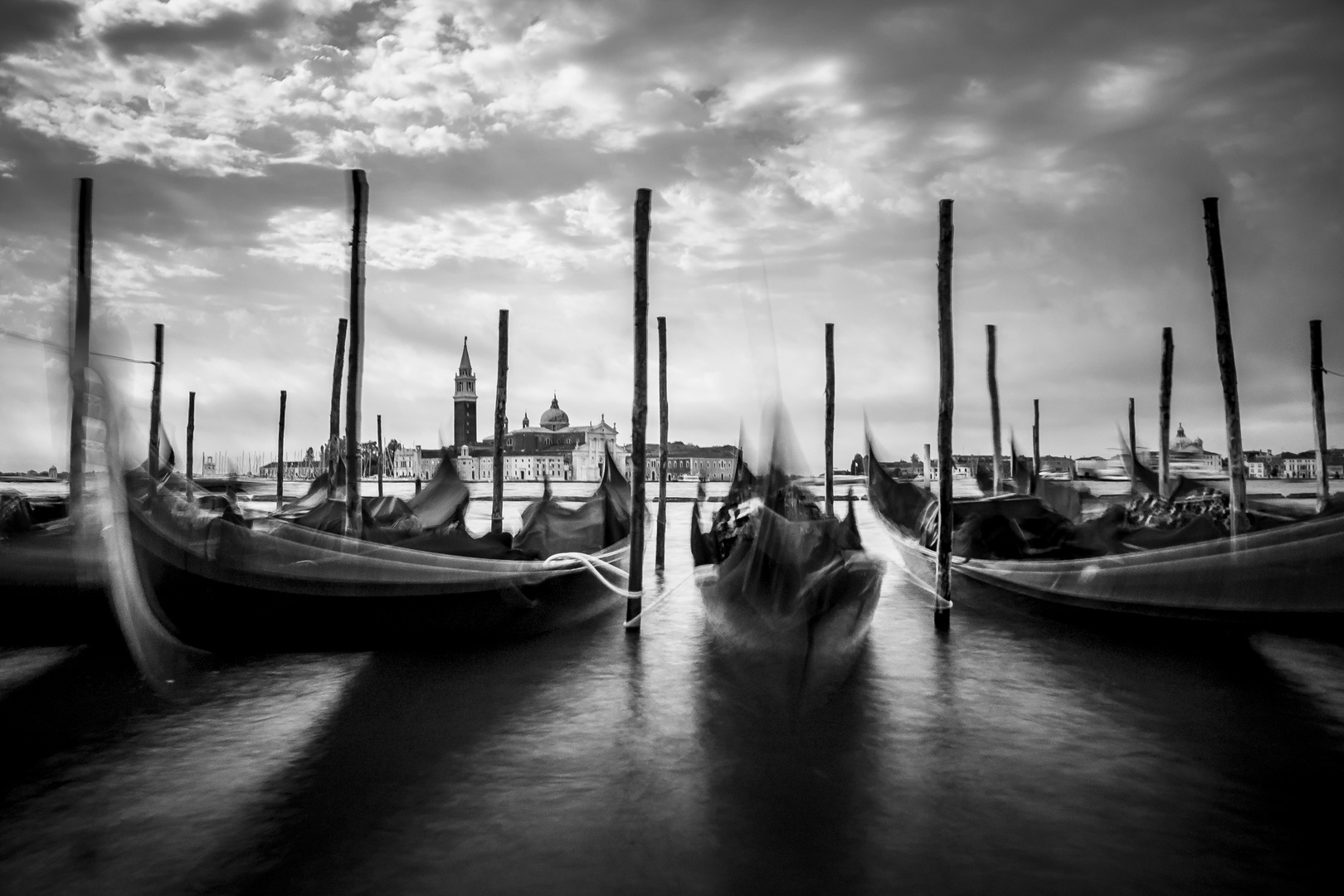 schwankende Gondeln in Venedig