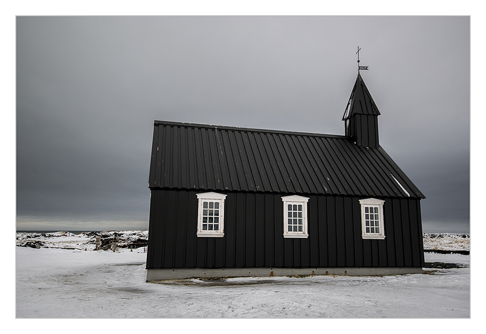 schwarz geteerte Holzkirche Búðakirkja in Búðir