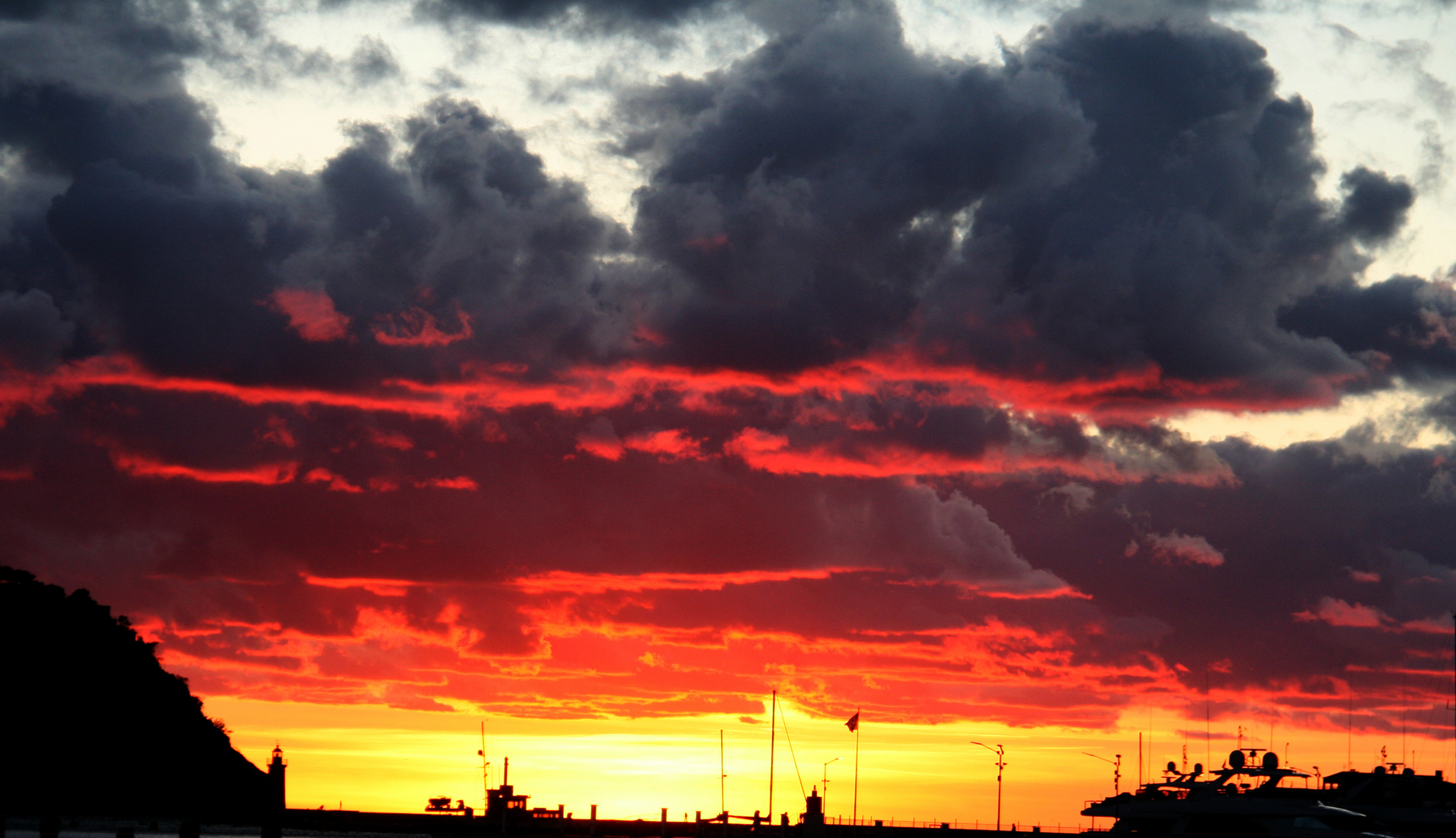 Schwarz rot Gold Port Andrax. IMG_0662 Foto & Bild | himmel, wolken, himmel  & universum Bilder auf fotocommunity
