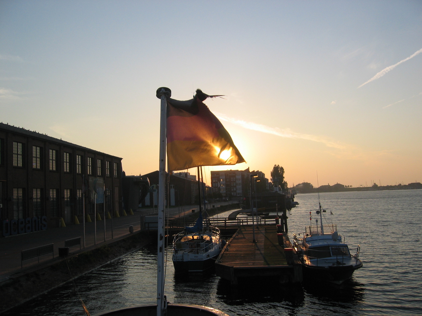 Schwarz Rot Goldener Sonnenuntergang