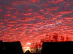 Schwarz - rot - güldene Abendstimmung über der Stadt