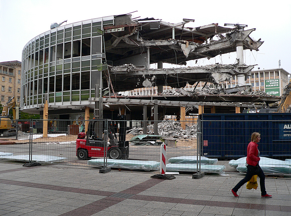 Schwarz und Rot vor der Ruine