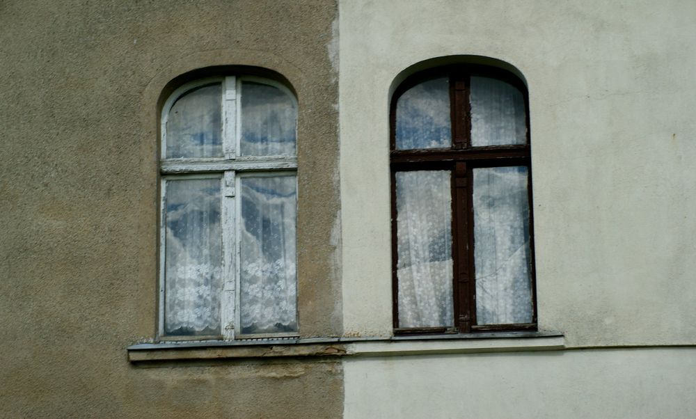 Schwarz und weiß...das Haus das in der Mitte geteilt ist