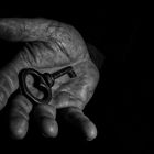 Schwarz-Weiß - Foto von einem alten Schlüssel auf meiner Hand