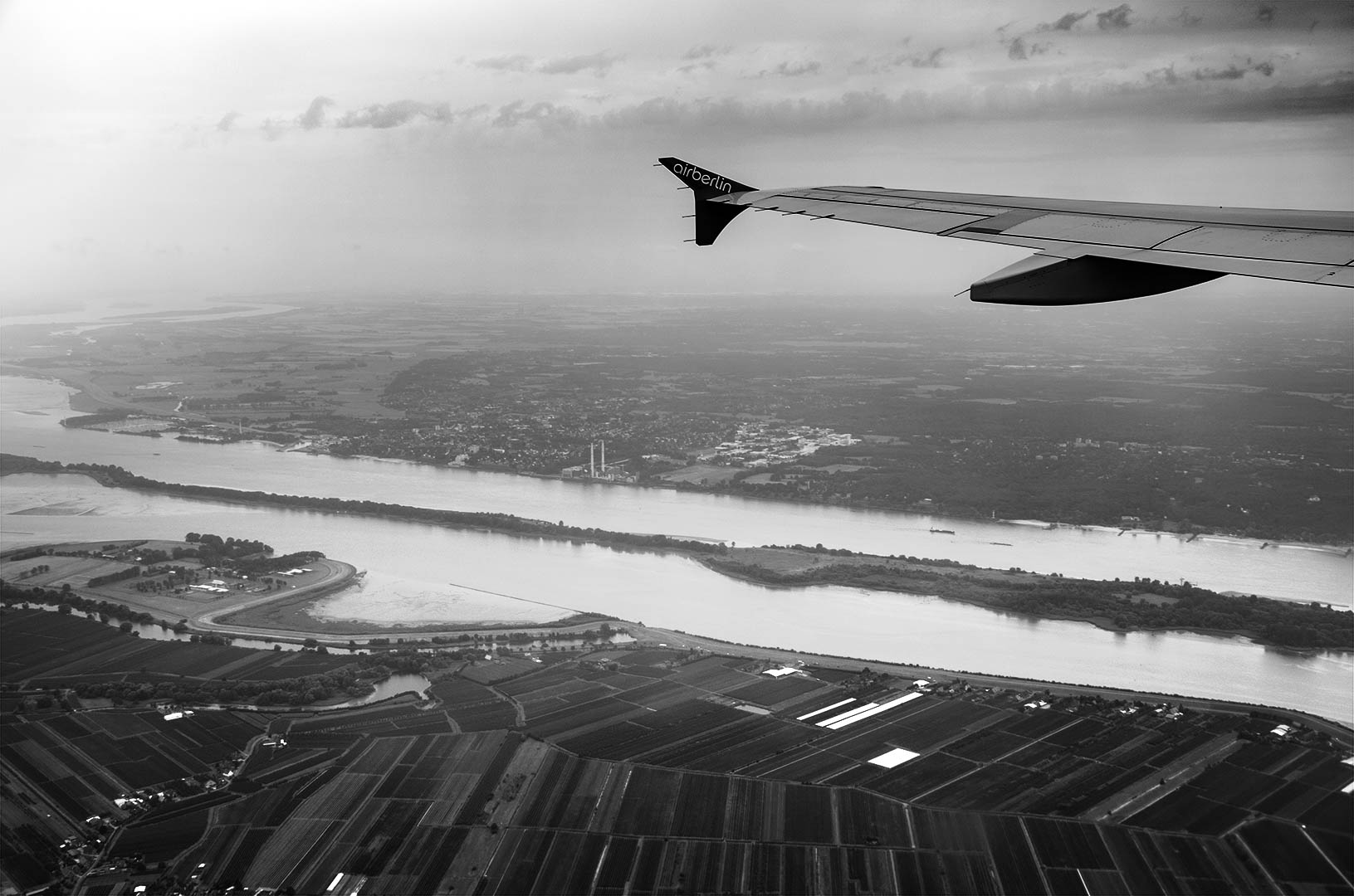 Schwarz-Weiß - Hamburg aus Flugzeug