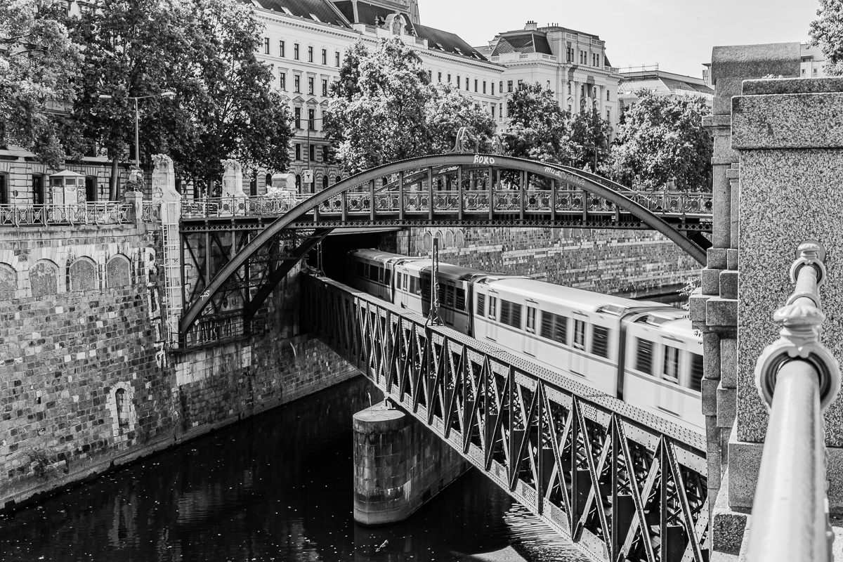 SCHWARZ-WEISS-STREETFOTOGRAFIE 