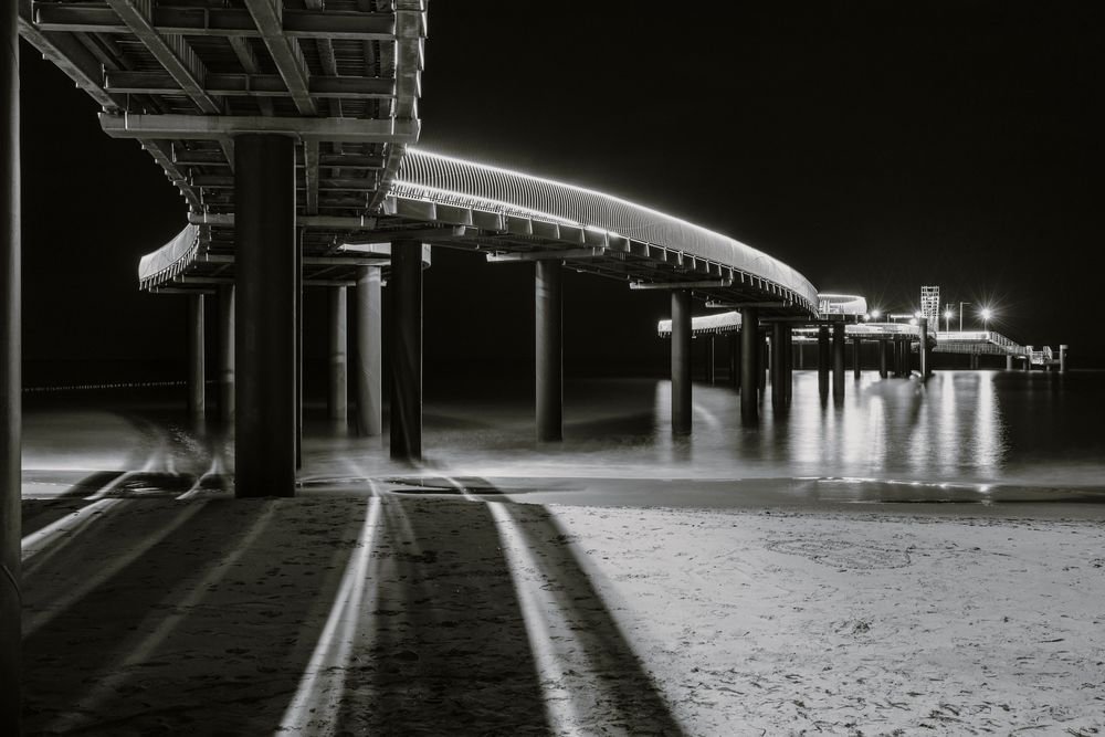 Schwarz-weiße Seebrücke in Koserow