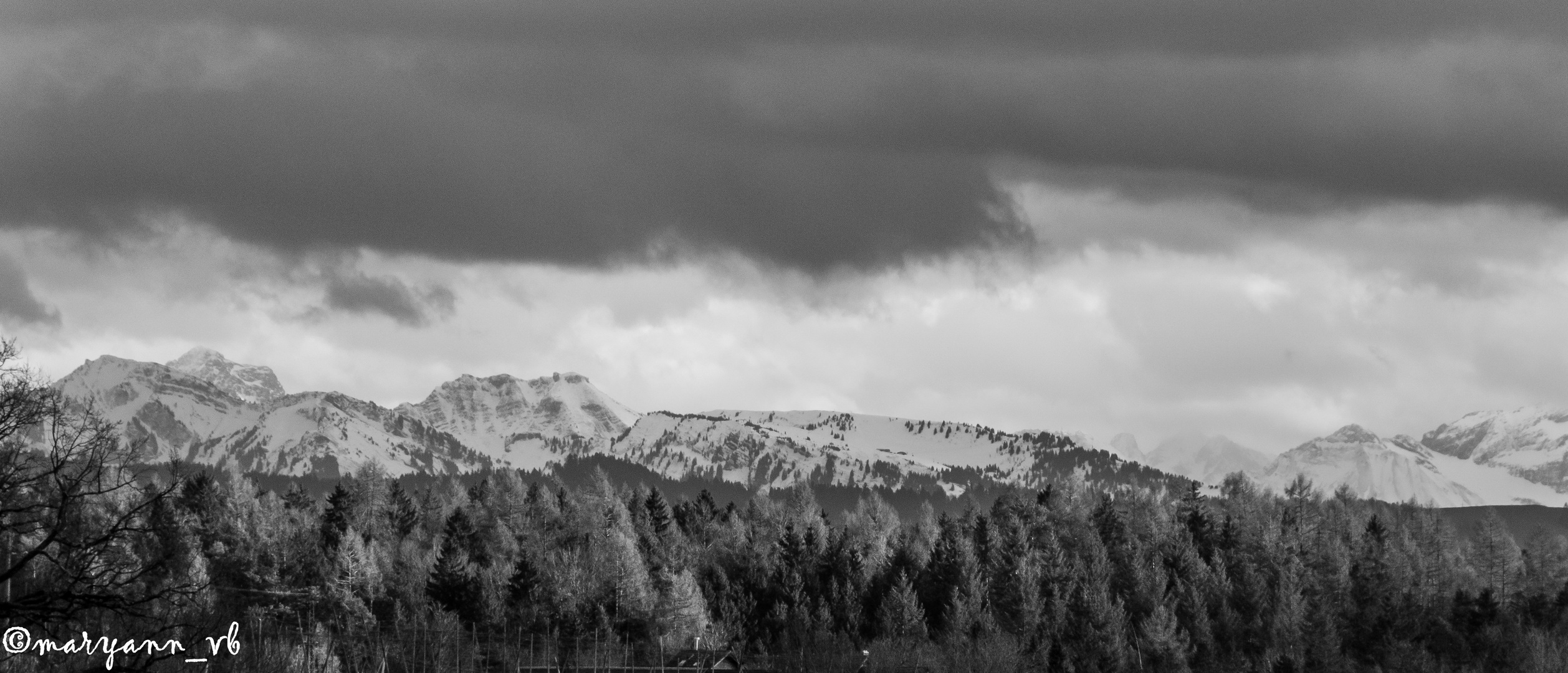 schwarz weißer Blick in die Berge