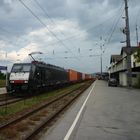 Schwarze 189 mit Containerzug