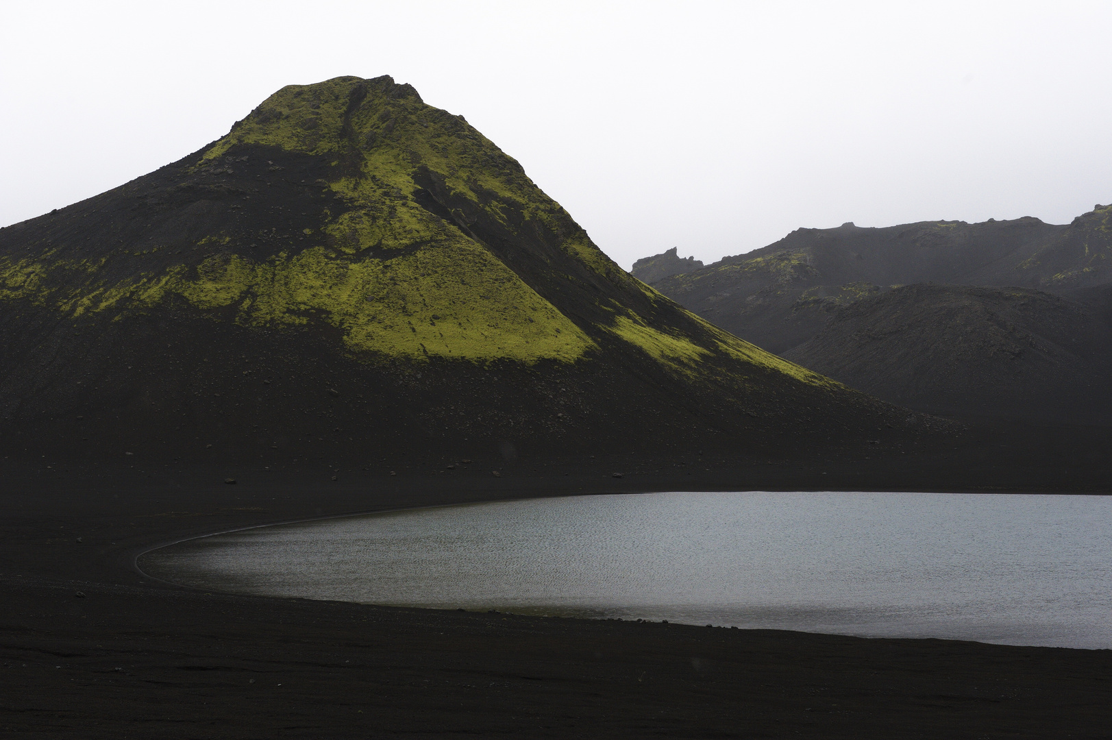 Schwarze Aschenlandschaft im Hochland Islands
