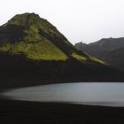 Schwarze Aschenlandschaft im Hochland Islands