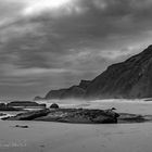 Schwarze Lichtgewalt an der Praia do Cordoama