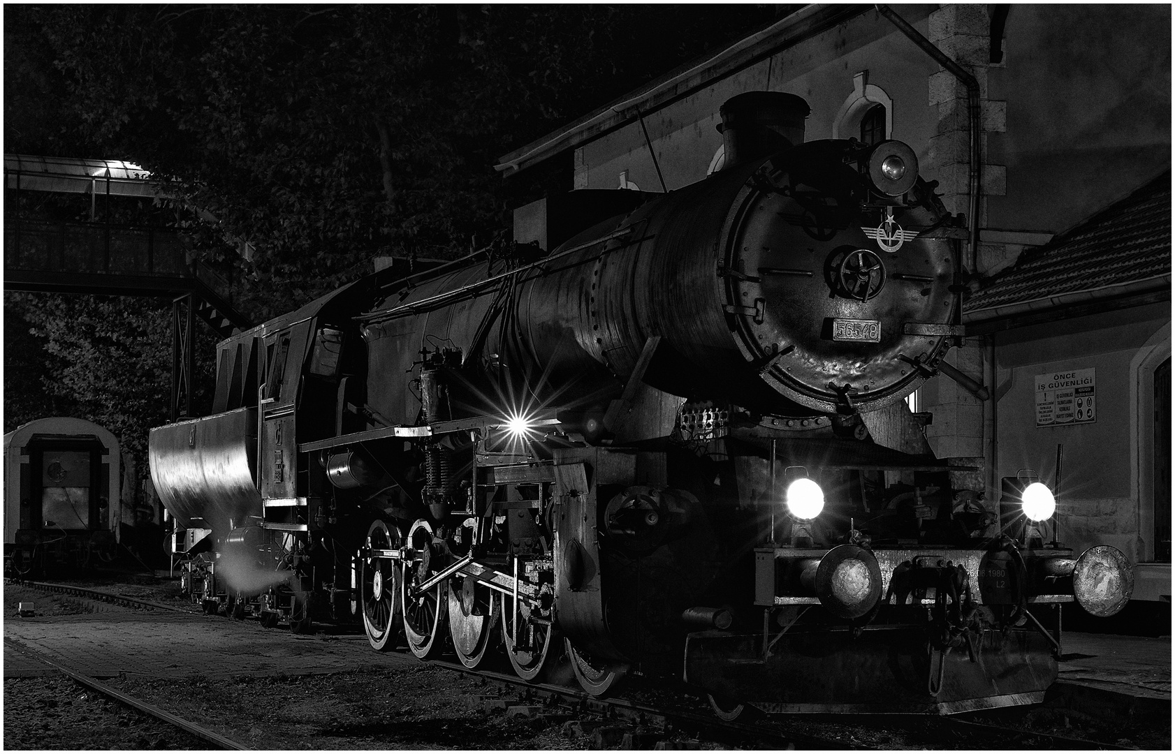 Schwarze Lok in dunkler Nacht