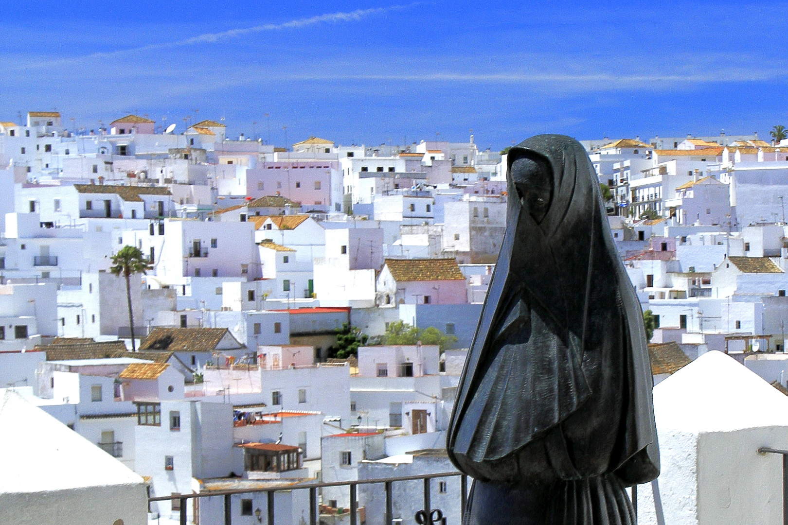 Schwarze Nonne vor weißem Dorf