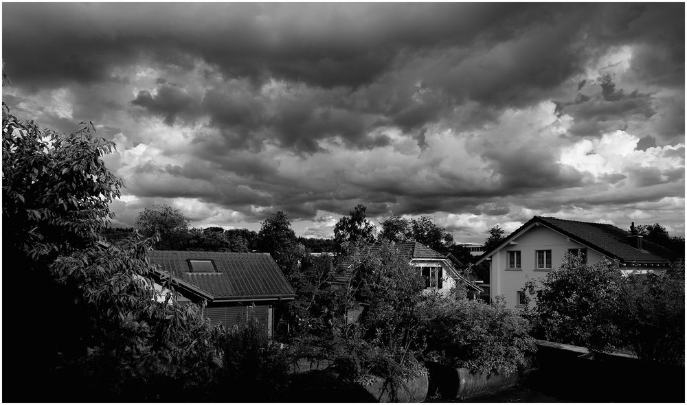 Schwarze Sommerwolken