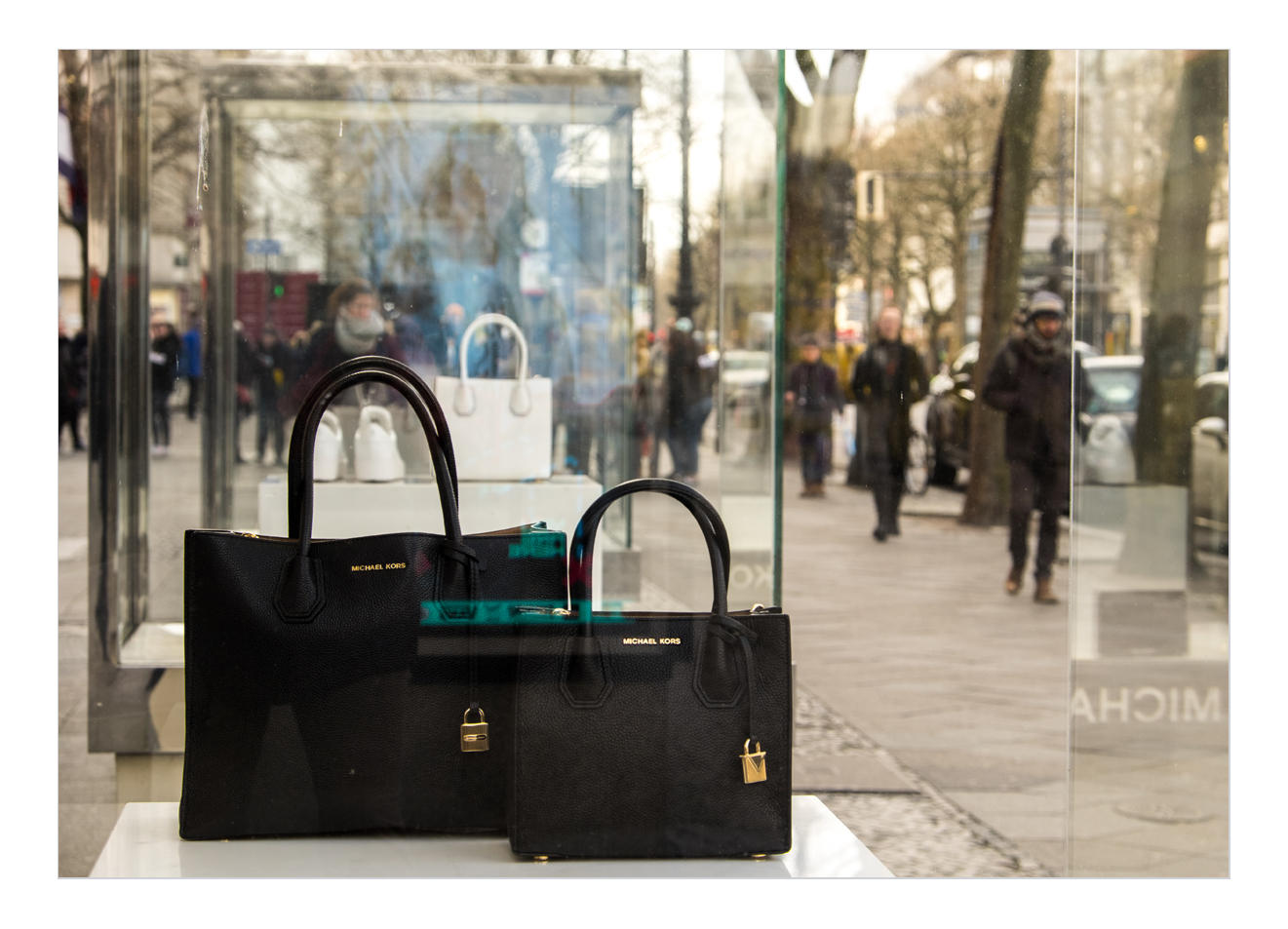 schwarze Taschen auf dem Kurfürstendamm