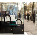 schwarze Taschen auf dem Kurfürstendamm