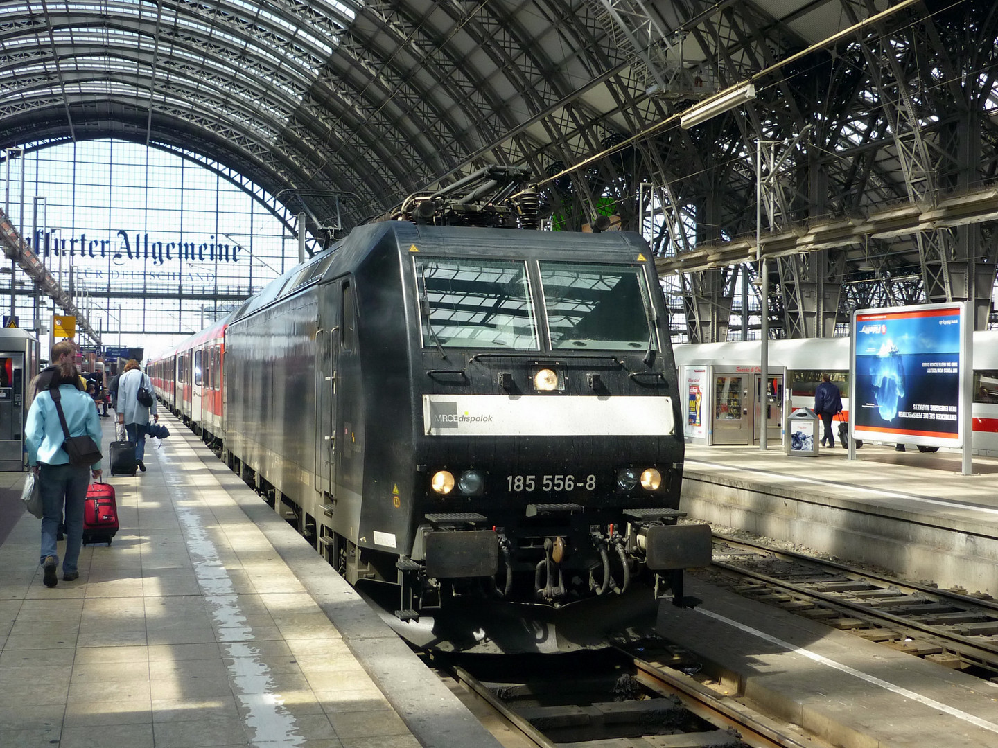 Schwarze TRAXX vor roten Silberlingen